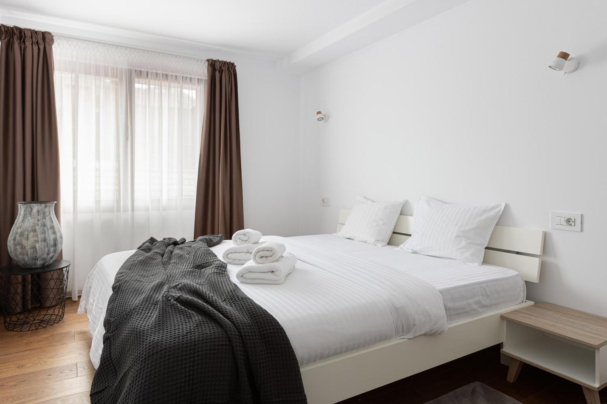 Peak Aparthotel - Old Town - By Cityhost Braşov Buitenkant foto