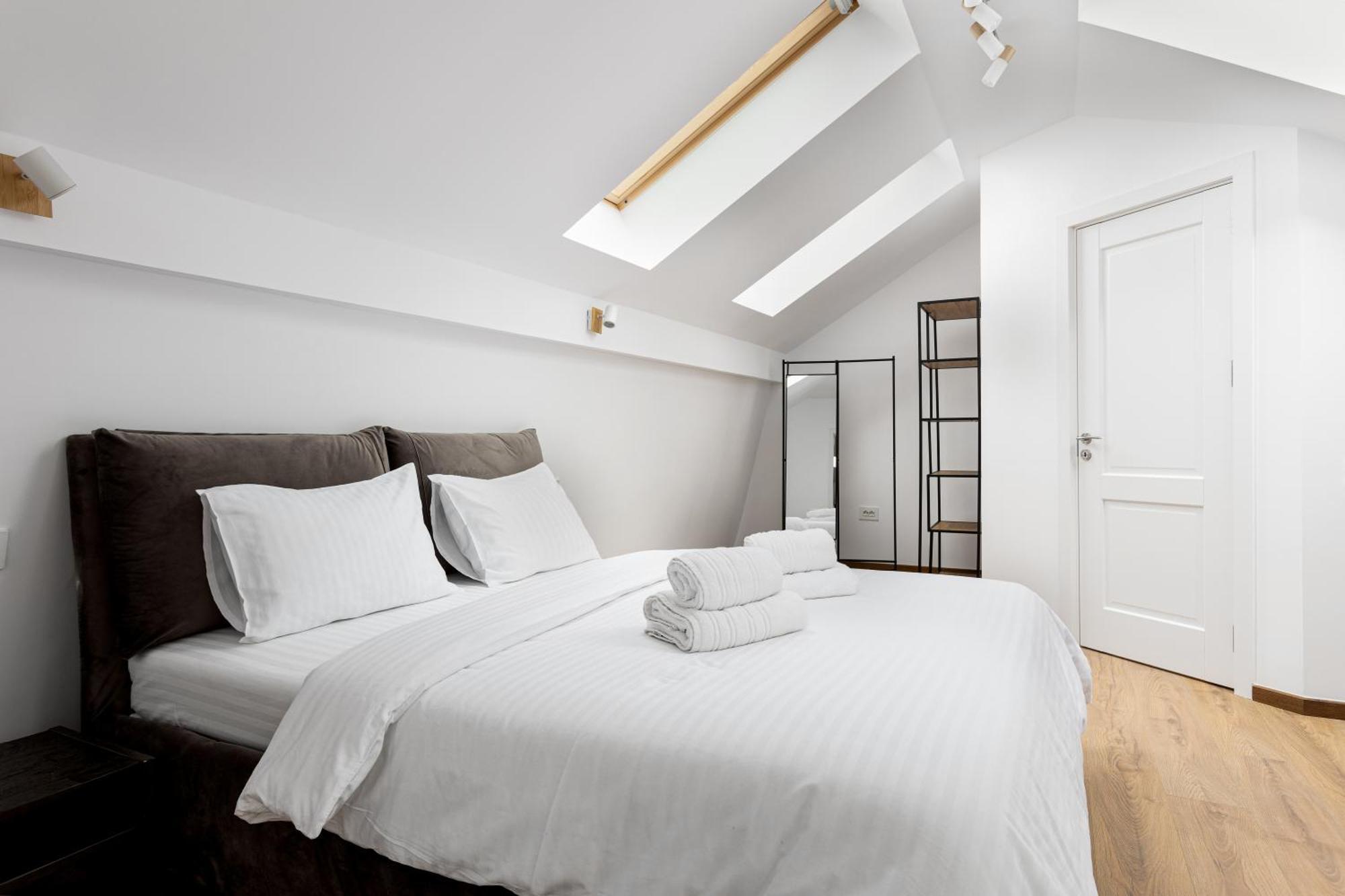 Peak Aparthotel - Old Town - By Cityhost Braşov Buitenkant foto